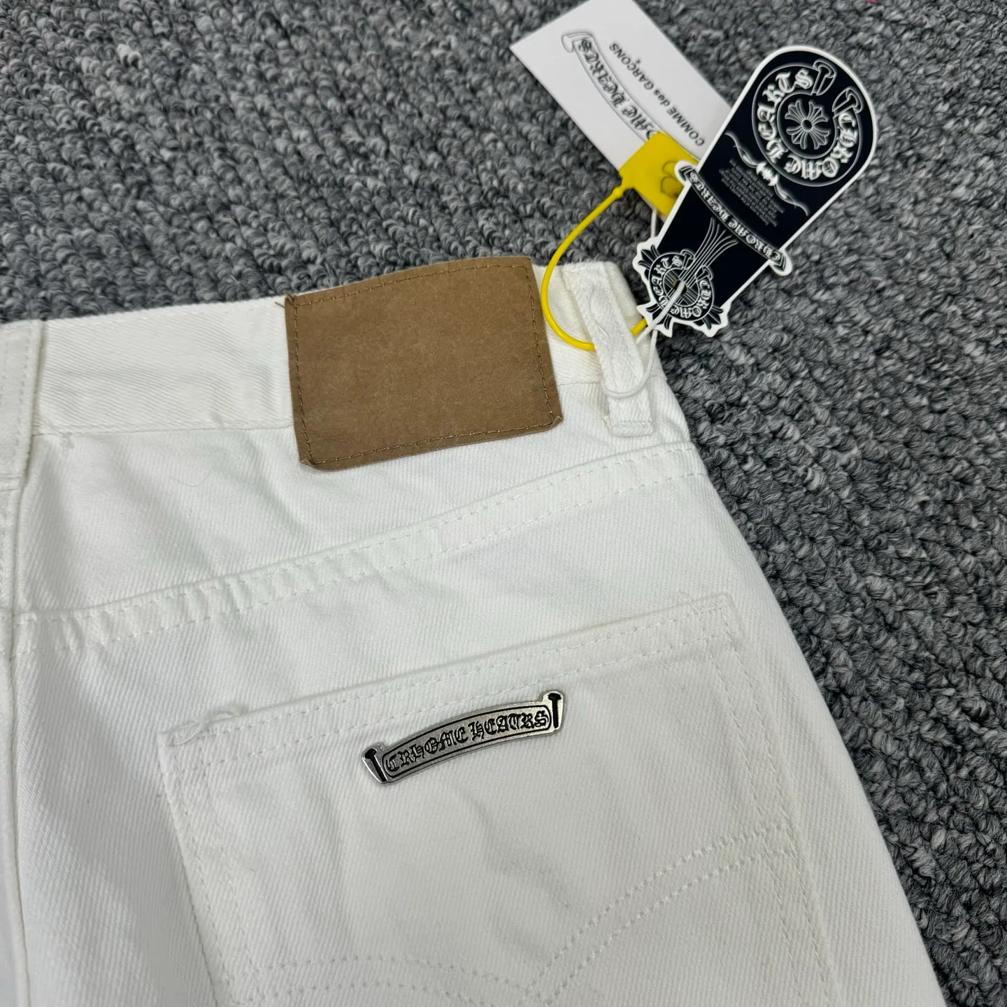 P280 Style No.: H821 Chrome Heart & Chrome Heart White Bull King Metal Cross Patch Leather Jeans ChromeHearts#Design Jeans Invincible Texture Ceiling-Level Jeans Hard to Find at the Counter‼ ️ Cross patchwork leather jeans, top-notch heavy-duty washing process, calfskin laser-cut cross, distressed silver hardware, straight-leg version slimming the upper body, that lesbian style Color: White Size: S M L XL